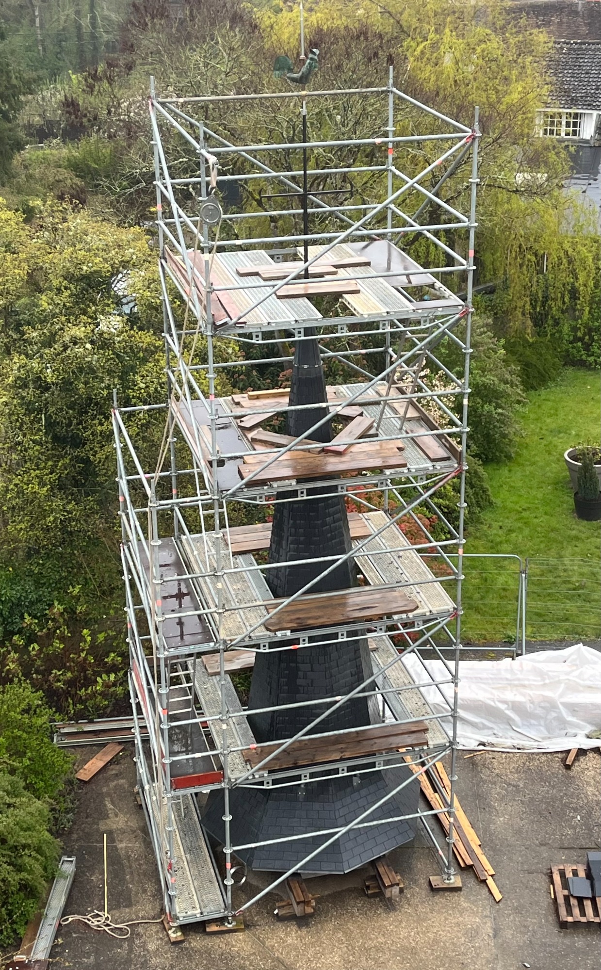 Installation de la flèche de l'église